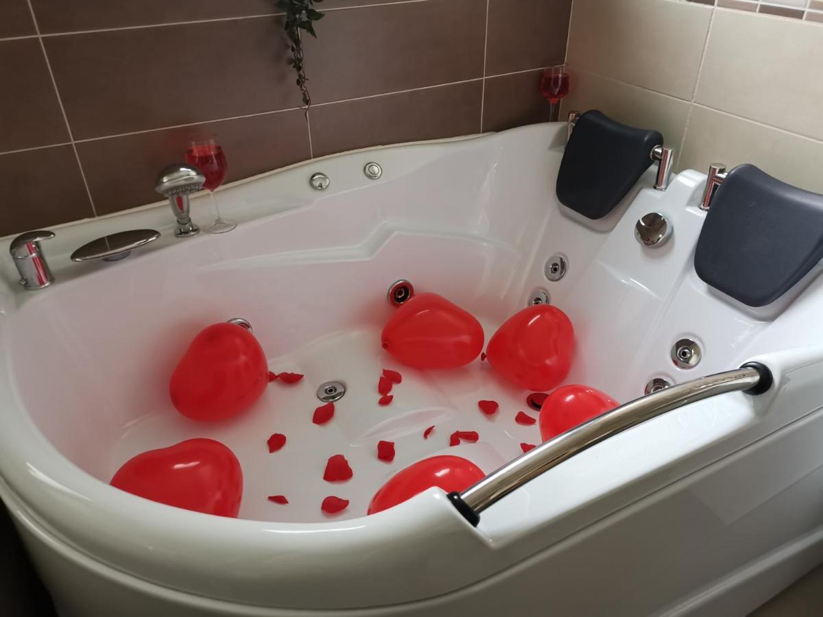 Iasi Jacuzzi Apartment A Екстериор снимка